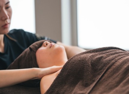 【ニセコ/出張マッサージ】スキー後の疲労回復に！強めの圧で深部のコリ解消☆ディープティシューオイル《最大20名同時OK・深夜1:00まで》（No.m-2）