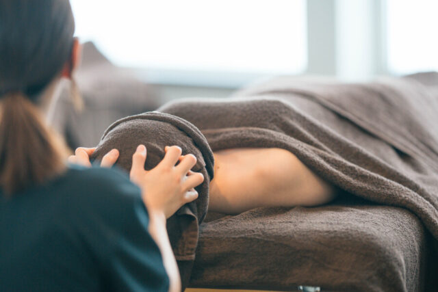 ロイヤル・フォーハンズのコースに含まれる、ニセコの静寂を感じるヘッドマッサージ