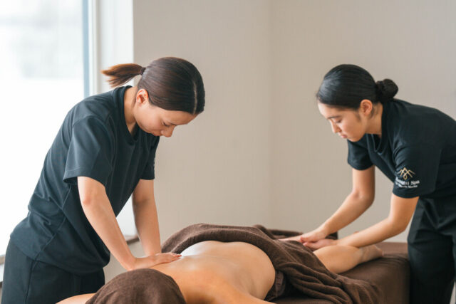 ニセコのラグジュアリーな空間で体験するロイヤル・フォーハンズ。全身を包み込む究極のリラクゼーション