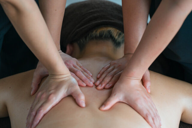 北海道ニセコの「イマーシブ・ゼン・ジャーニー」で体験できる、深いリラクゼーションを促すオイルマッサージ