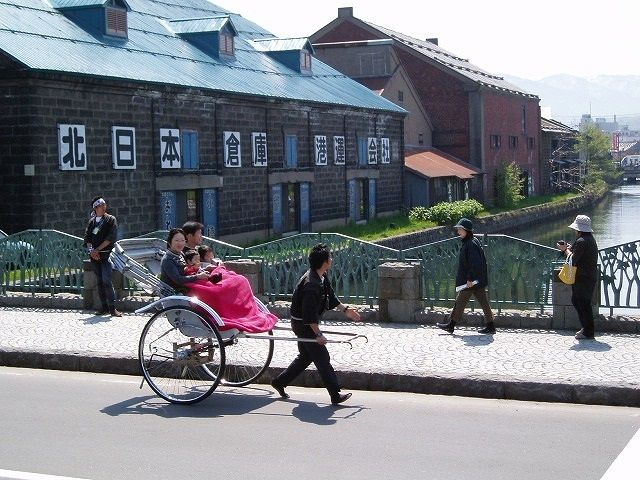 小樽のレトロな街並みを駆け巡る人力車ツアー