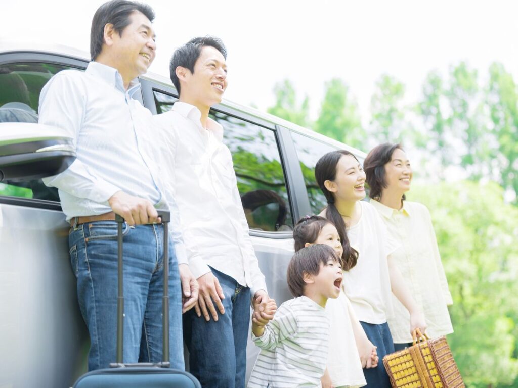 北海道スキーリゾートにタクシーで訪れる家族