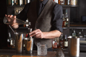 おしゃれなすすきのバーのバーテンダーとシェイカー