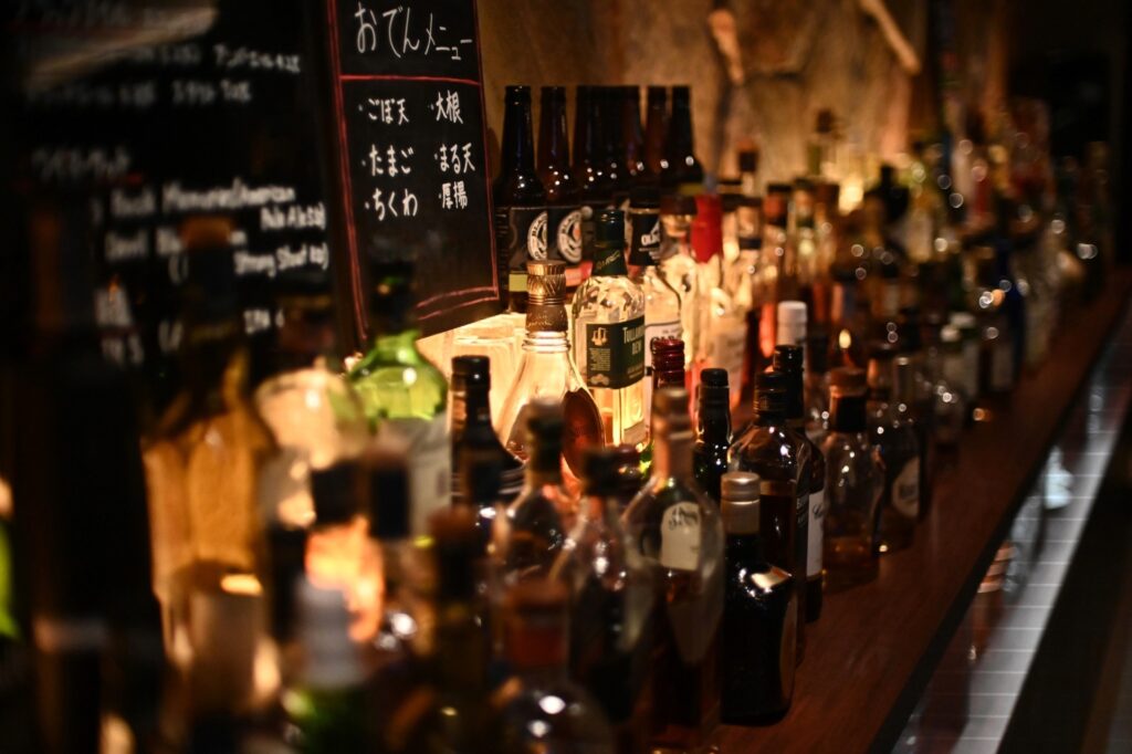 北海道すすきののバーで並ぶ多彩なウイスキーボトル