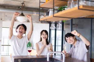 すすきののバーで乾杯を楽しむ若者たち