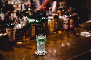 北海道すすきののバーで提供される美しいカクテル