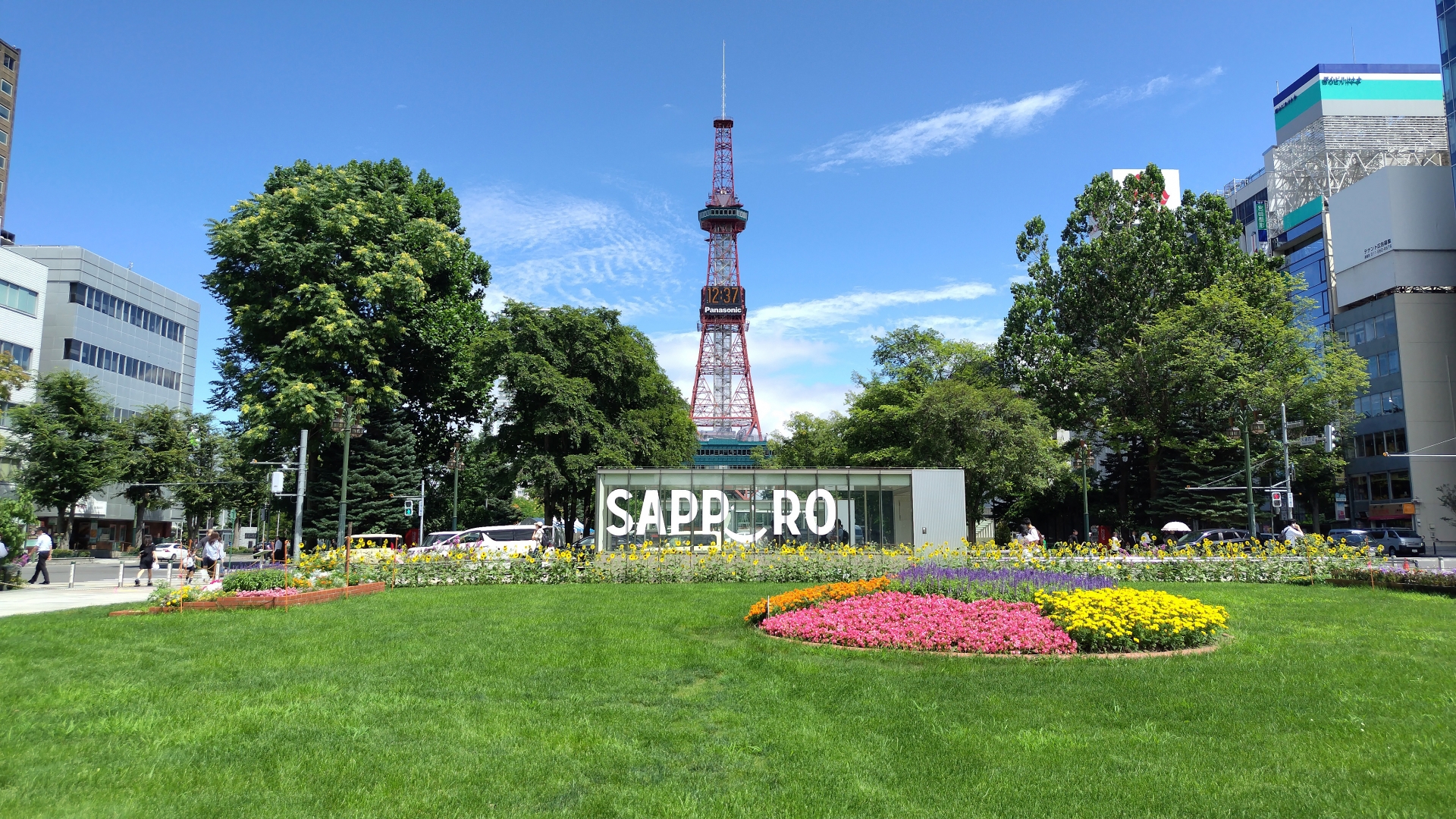 札幌テレビ塔と大通公園の観光風景
