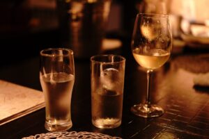 すすきのの夜を彩るカクテルグラスと雰囲気ある照明