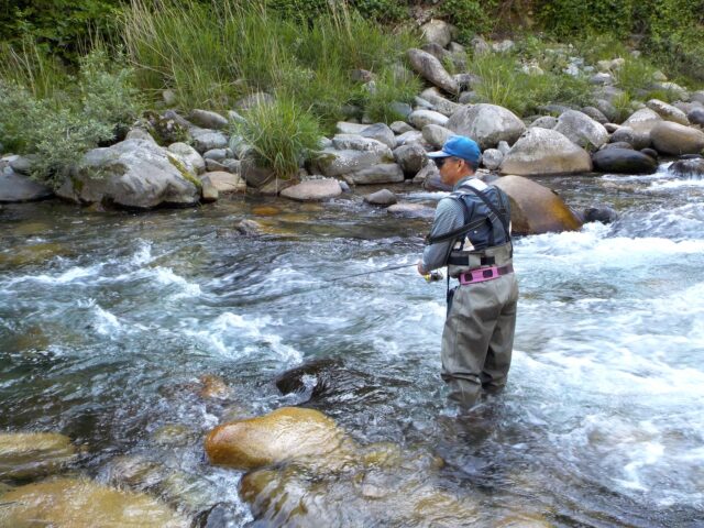 北海道　渓流釣り　釣り人
