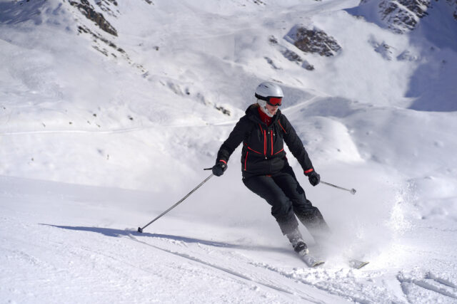 北海道　スキーをする女性
