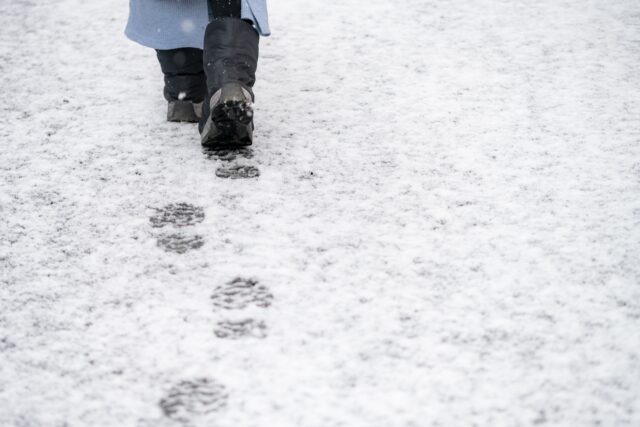 北海道　路面凍結に気を付けて歩く人