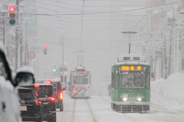 北海道　雪の中を運行する電車