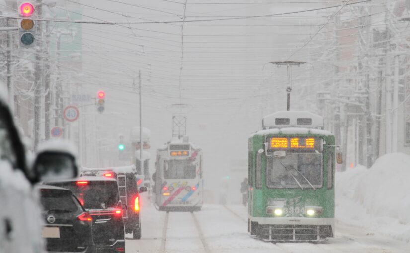 北海道　雪の中を運行する電車