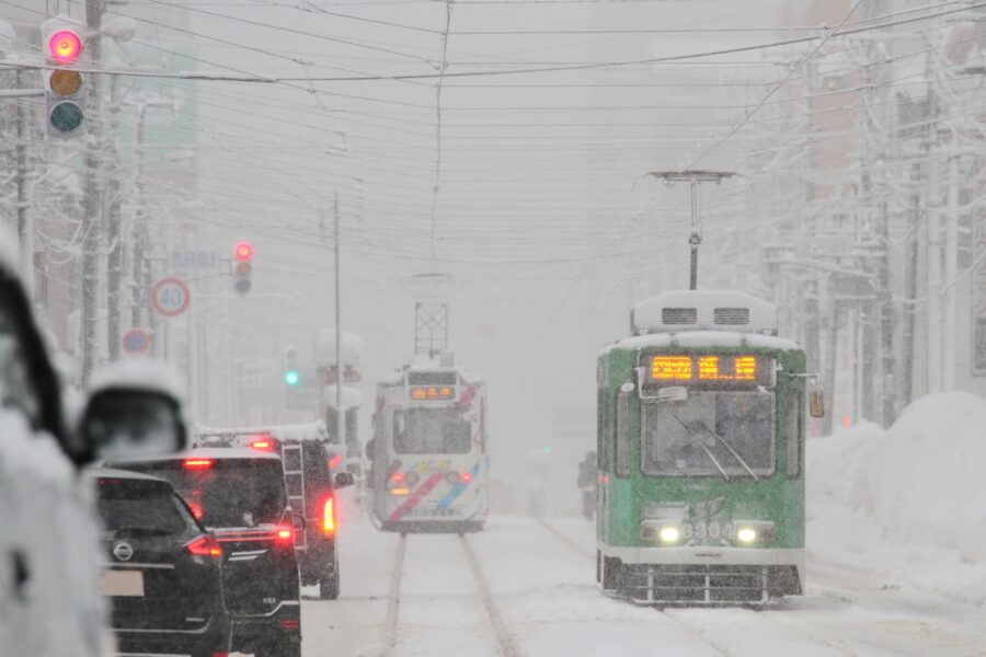 北海道　雪の中を運行する電車