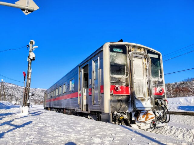北海道　雪の中を走る電車