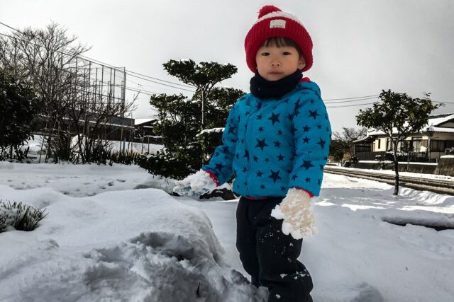 北海道　雪遊びをするこども