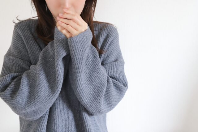 寒がる女性